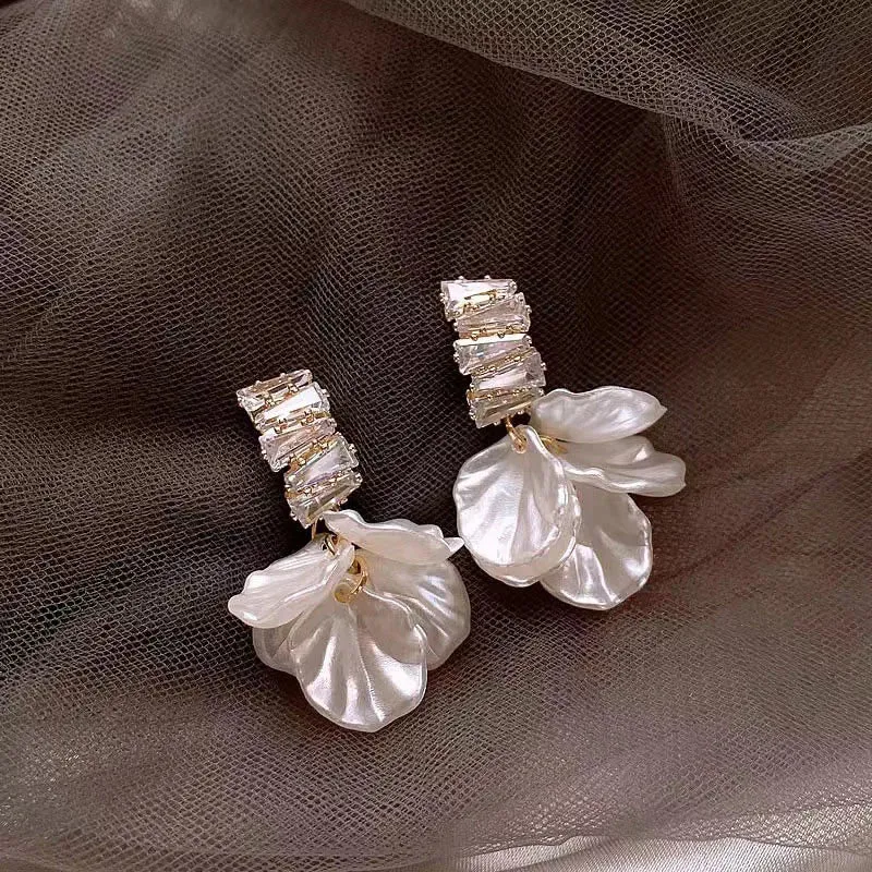 Aiertu 2024 New Classic Fashion Glossy Earrings Women Simple Korean White Shell Flower Earrings Temperament Light Luxury Jewelry Gift