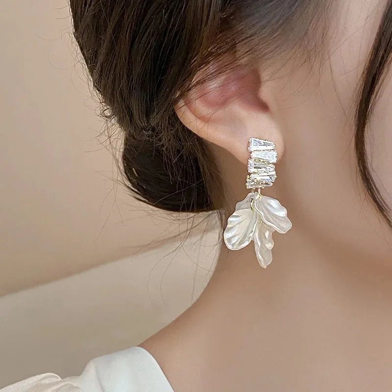 Aiertu 2024 New Classic Fashion Glossy Earrings Women Simple Korean White Shell Flower Earrings Temperament Light Luxury Jewelry Gift