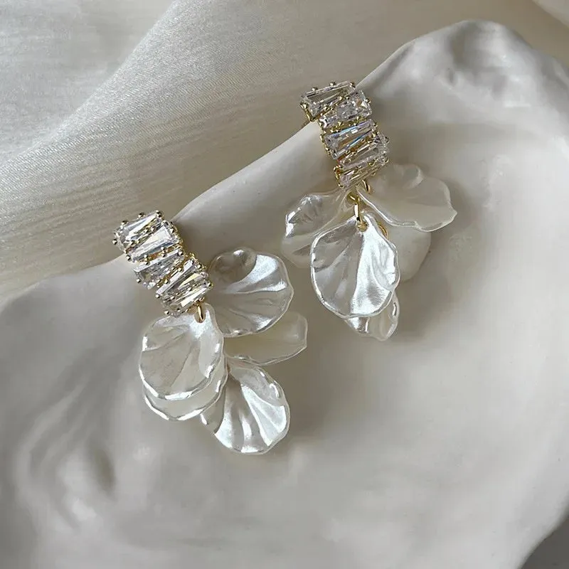 Aiertu 2024 New Classic Fashion Glossy Earrings Women Simple Korean White Shell Flower Earrings Temperament Light Luxury Jewelry Gift