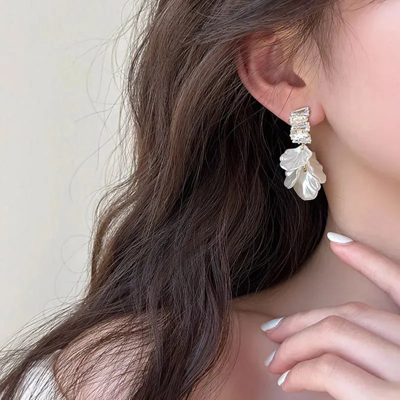 Aiertu 2024 New Classic Fashion Glossy Earrings Women Simple Korean White Shell Flower Earrings Temperament Light Luxury Jewelry Gift