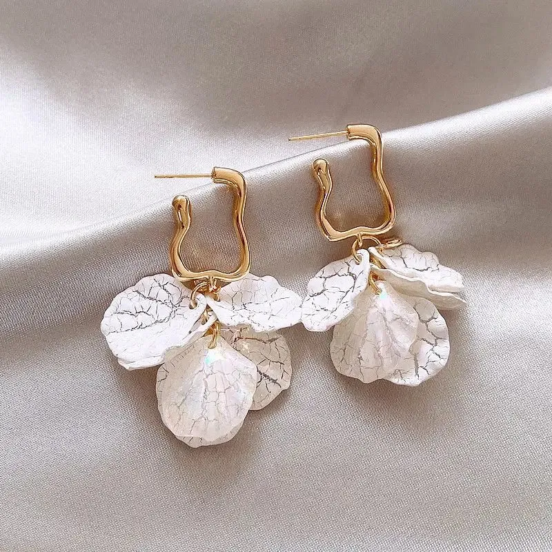 Aiertu 2024 New Classic Fashion Glossy Earrings Women Simple Korean White Shell Flower Earrings Temperament Light Luxury Jewelry Gift