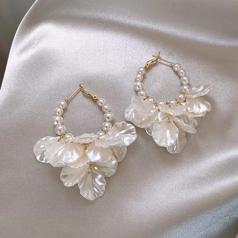 Aiertu 2024 New Classic Fashion Glossy Earrings Women Simple Korean White Shell Flower Earrings Temperament Light Luxury Jewelry Gift