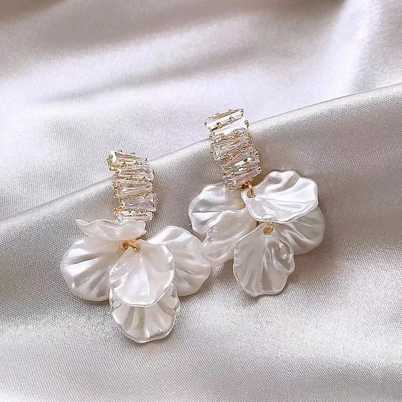 Aiertu 2024 New Classic Fashion Glossy Earrings Women Simple Korean White Shell Flower Earrings Temperament Light Luxury Jewelry Gift