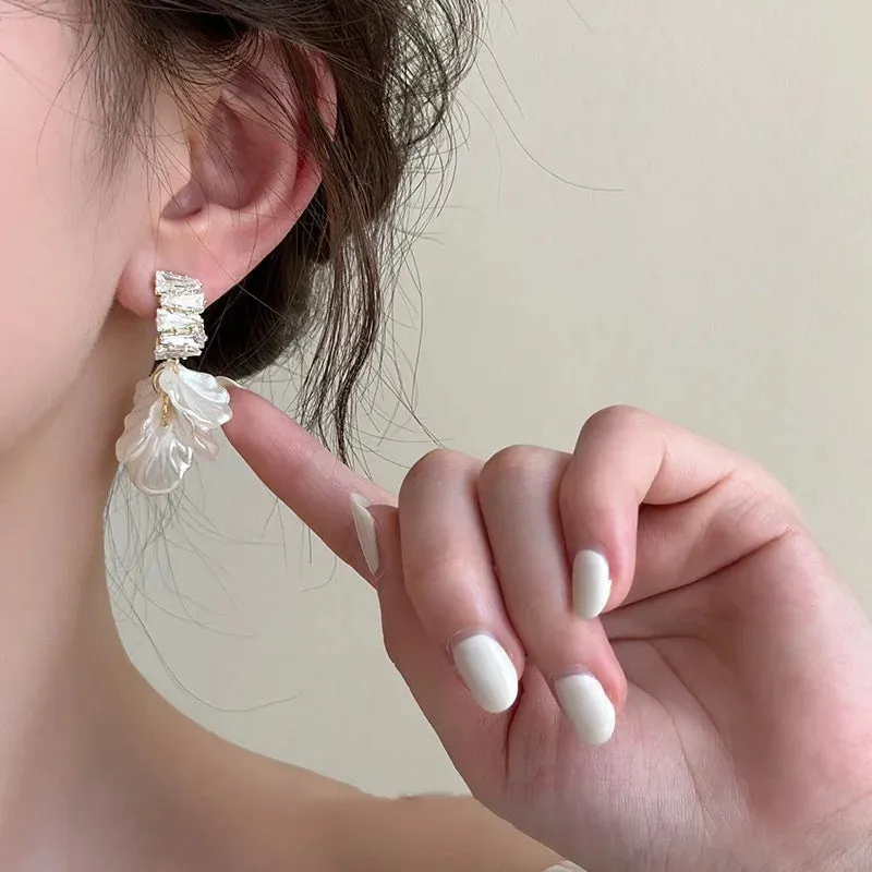 Aiertu 2024 New Classic Fashion Glossy Earrings Women Simple Korean White Shell Flower Earrings Temperament Light Luxury Jewelry Gift