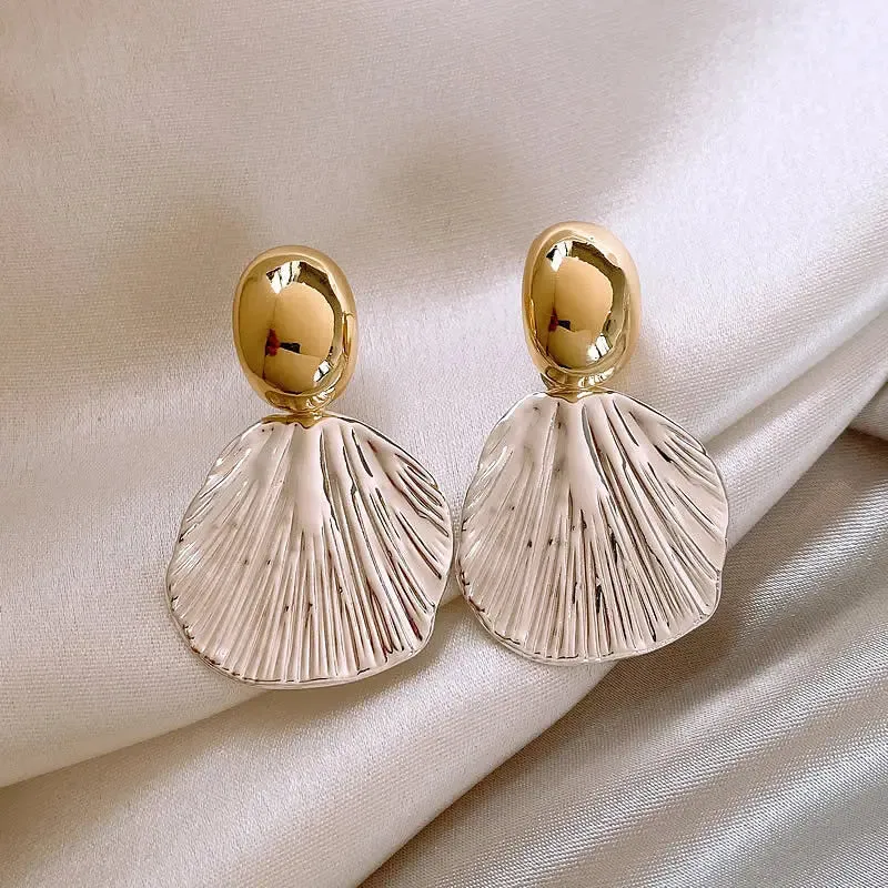 Aiertu 2024 New Classic Fashion Glossy Earrings Women Simple Korean White Shell Flower Earrings Temperament Light Luxury Jewelry Gift