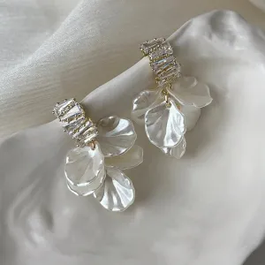 Aiertu 2024 New Classic Fashion Glossy Earrings Women Simple Korean White Shell Flower Earrings Temperament Light Luxury Jewelry Gift