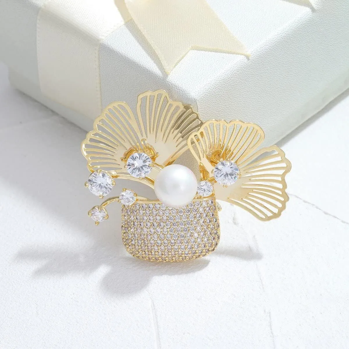 Autumn Leaf Pin - Gold-plated Rhinestone Leaf Brooch for Women - Fall Lapel Pin Jewelry Gift for Wife Mom