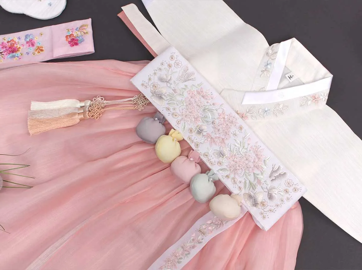 Beauty Baby Girl Hanbok in White & Light Pink