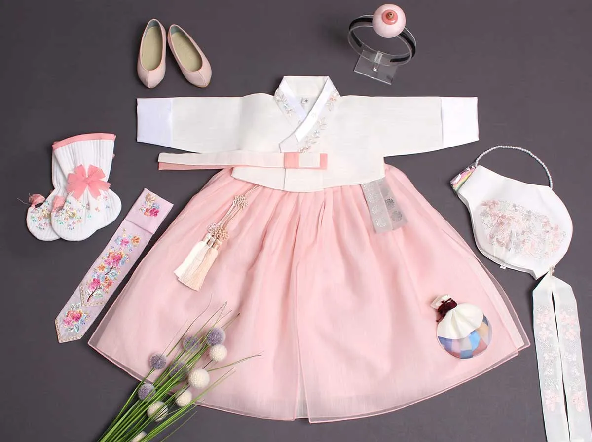 Beauty Baby Girl Hanbok in White & Light Pink