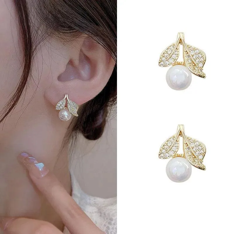 Chic Korean Claw Stud Earrings with Irregular Pearls for Trendy Women