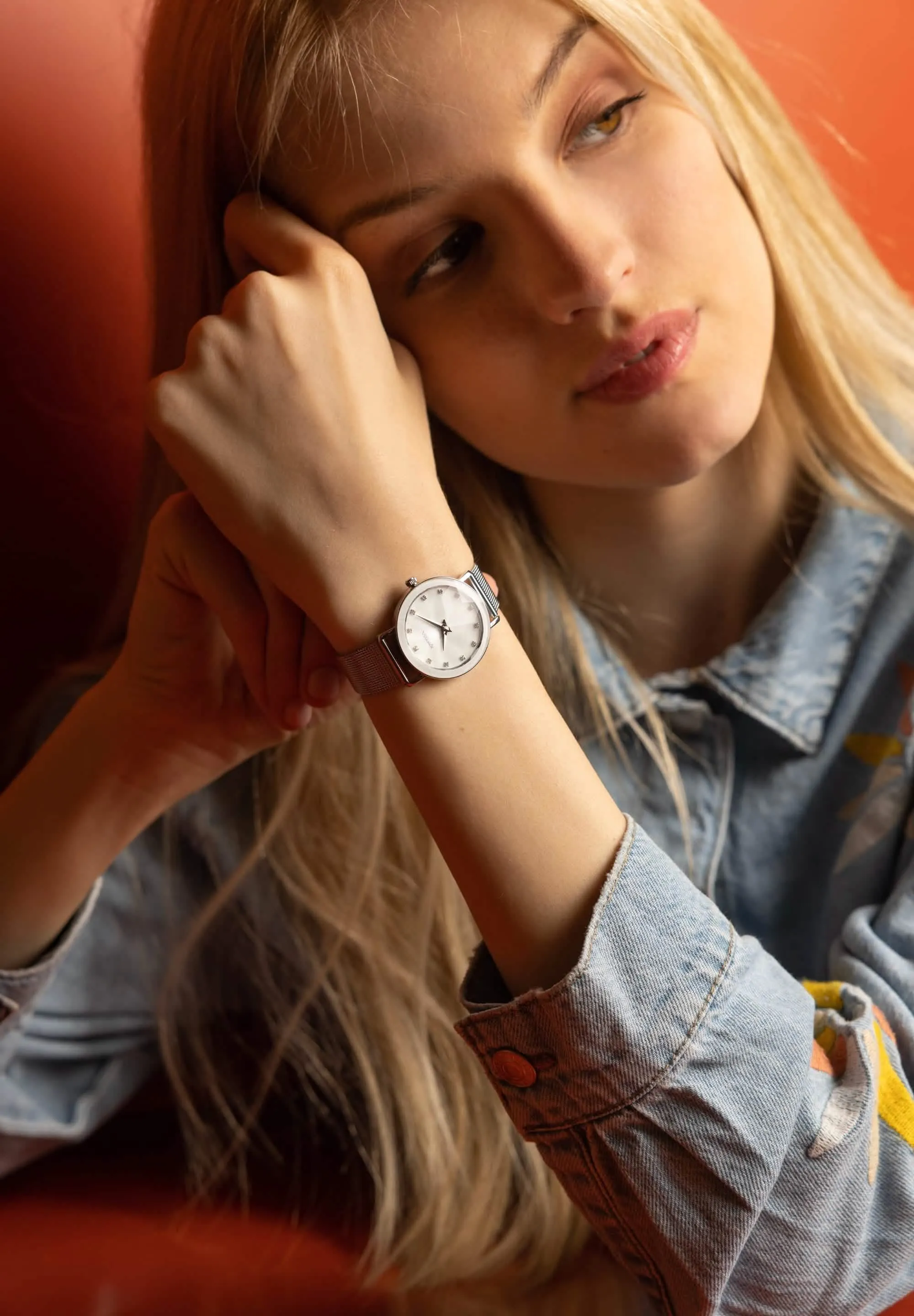 Glamorous Swiss-Made Ladies Watch with Sparkling Mother of Pearl Dial