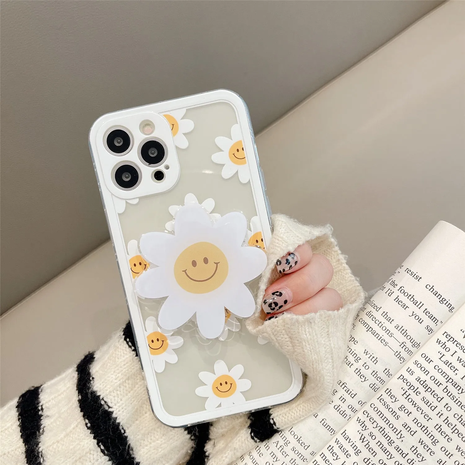 iPhone case with daisy holder