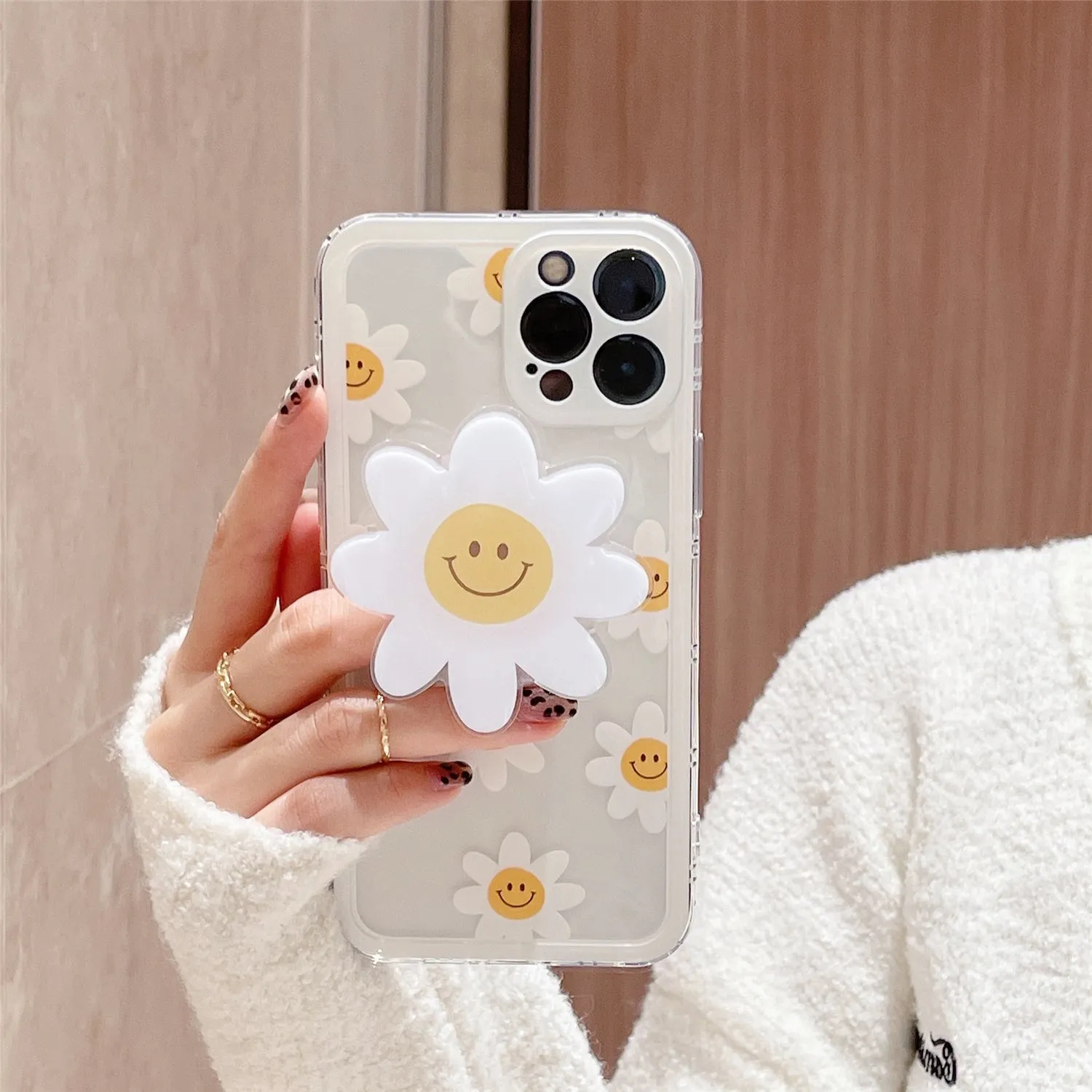 iPhone case with daisy holder