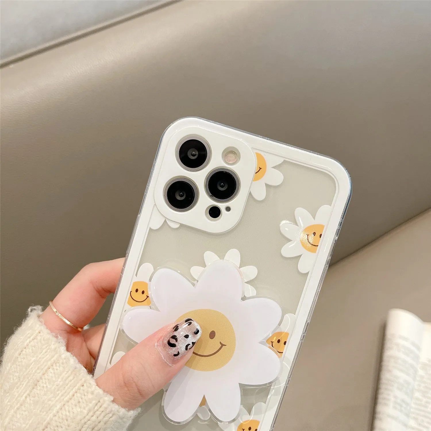iPhone case with daisy holder