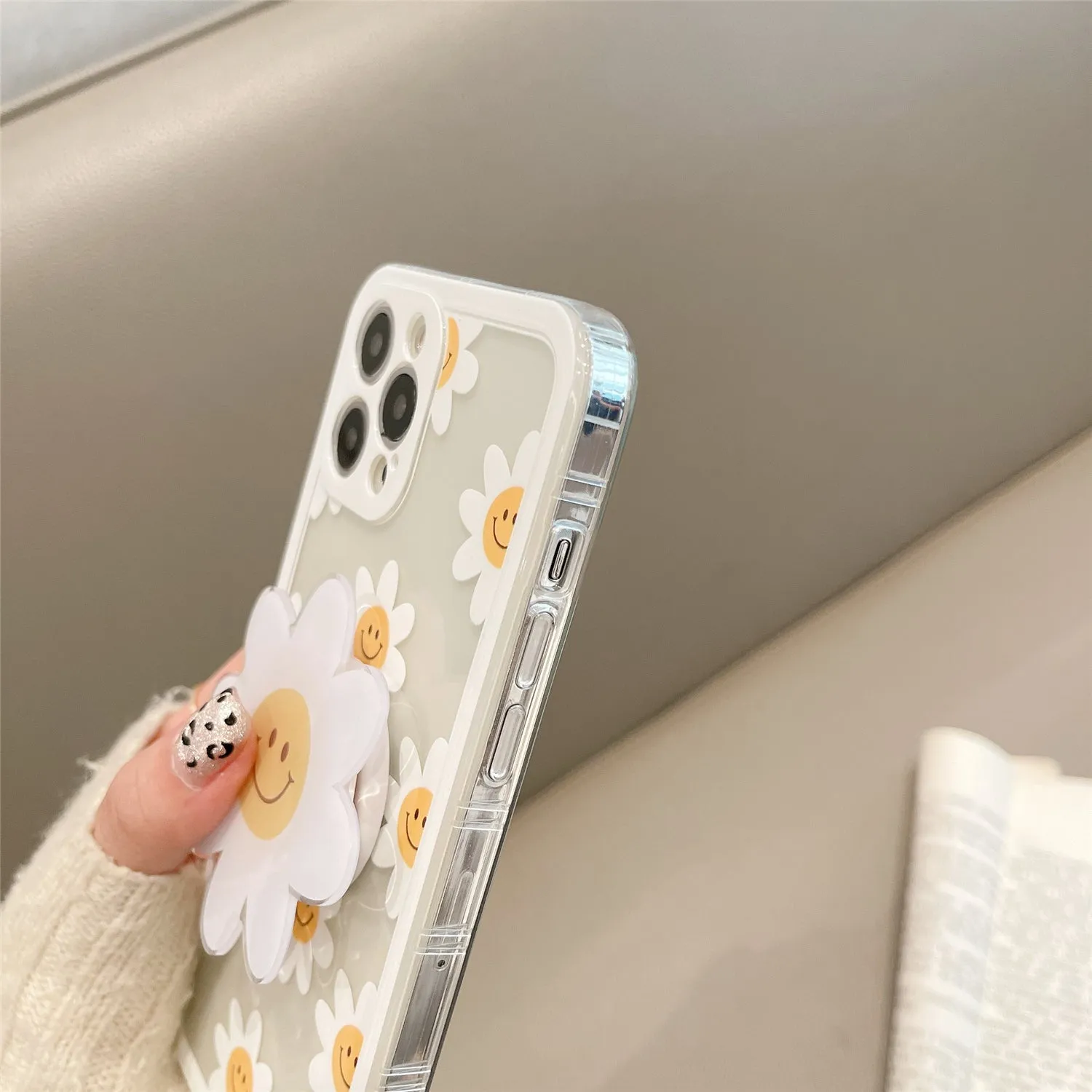 iPhone case with daisy holder
