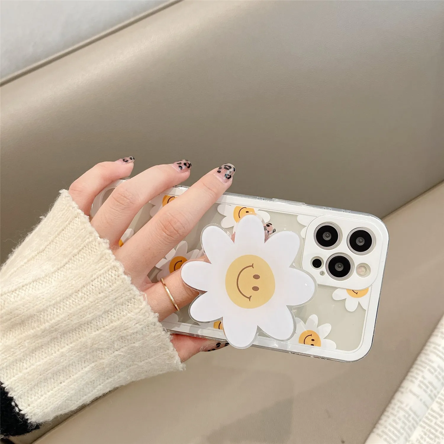 iPhone case with daisy holder