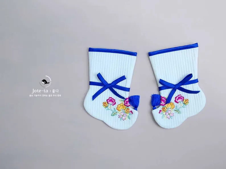 Lotus Embroidery Traditional Tarae Socks in Skyblue/Blue (Dol) (2 Colors)