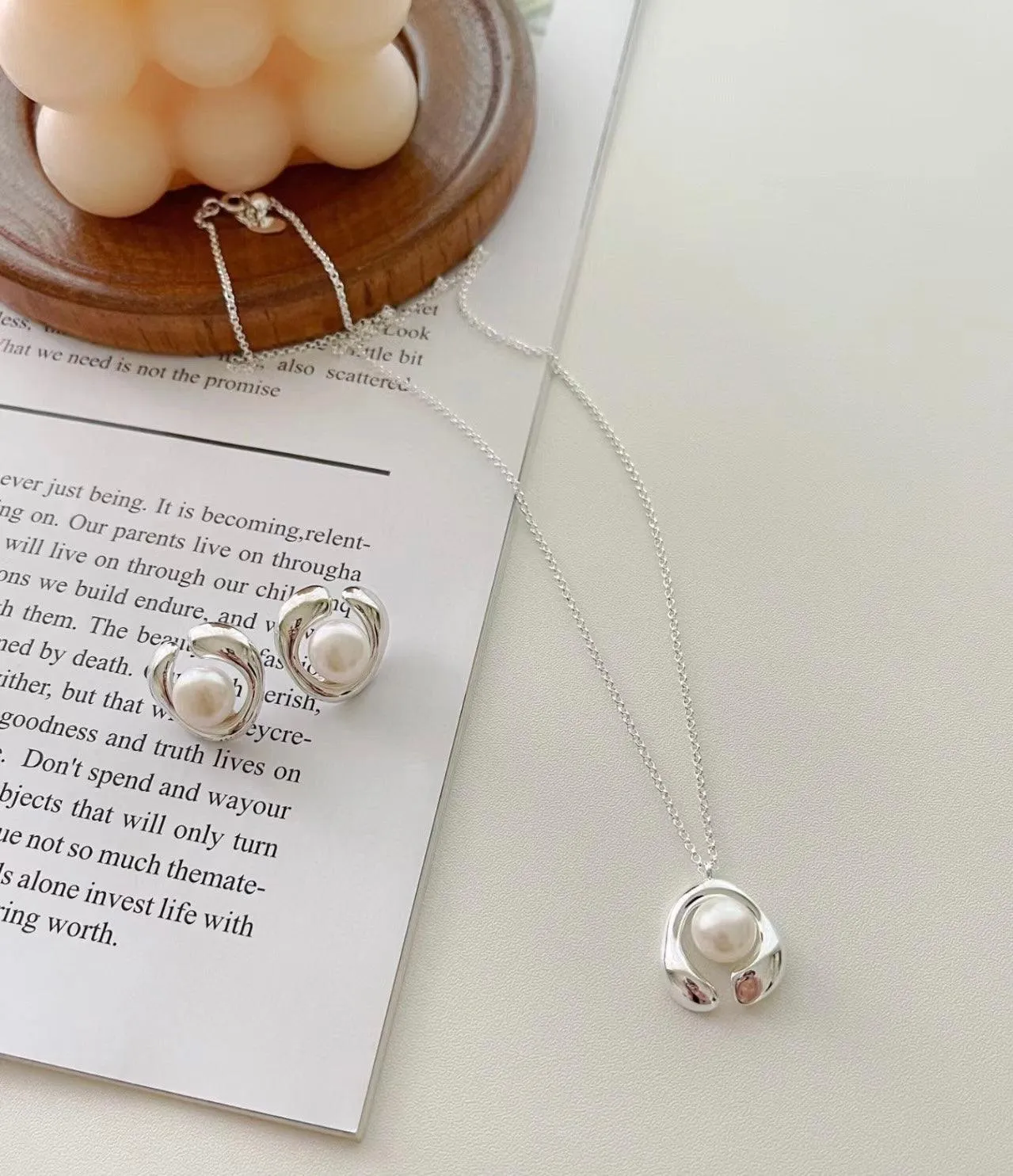 NINA Big pearl stud earrings