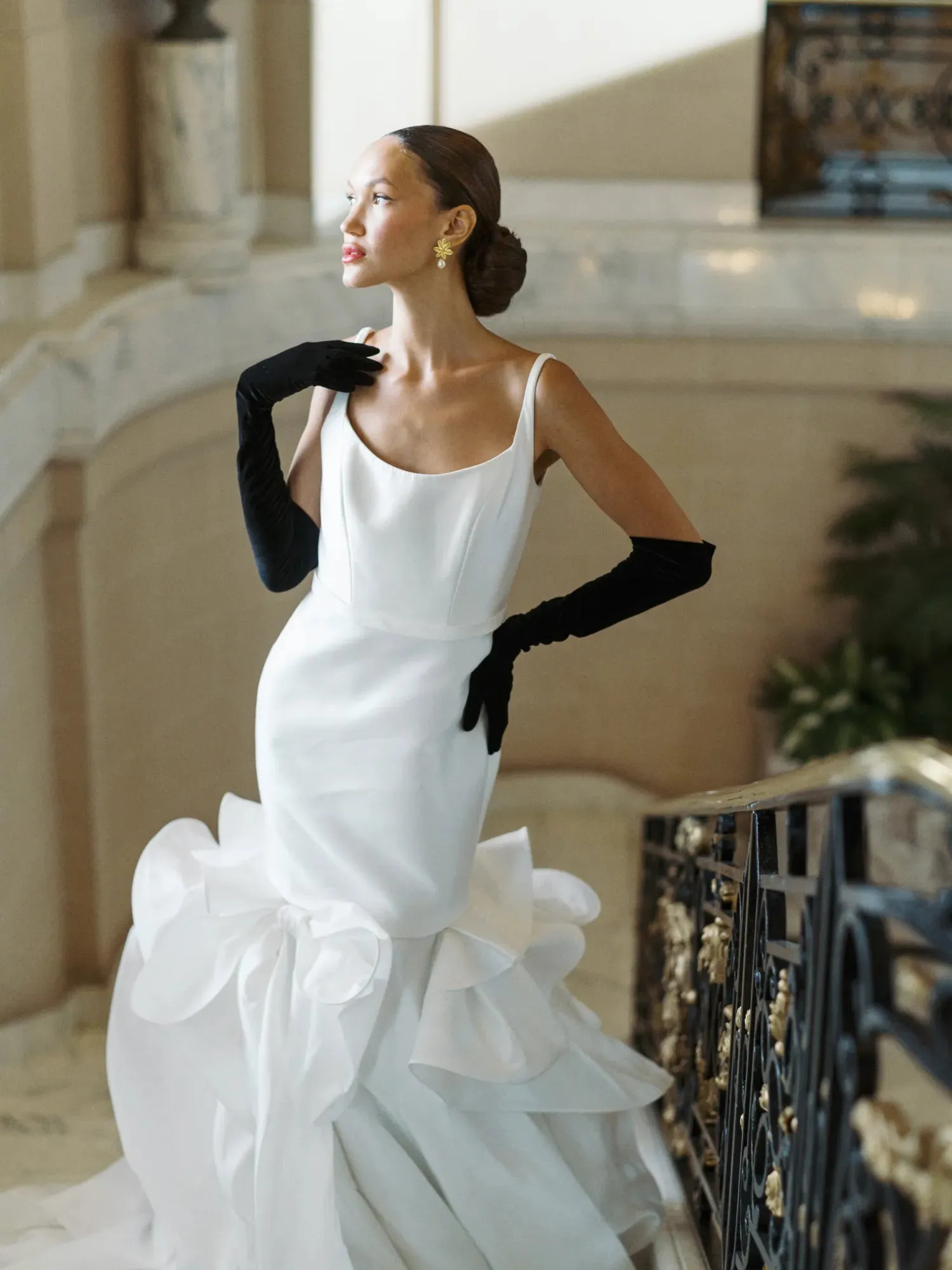 THE SUNNY - Black Velvet Opera Gloves