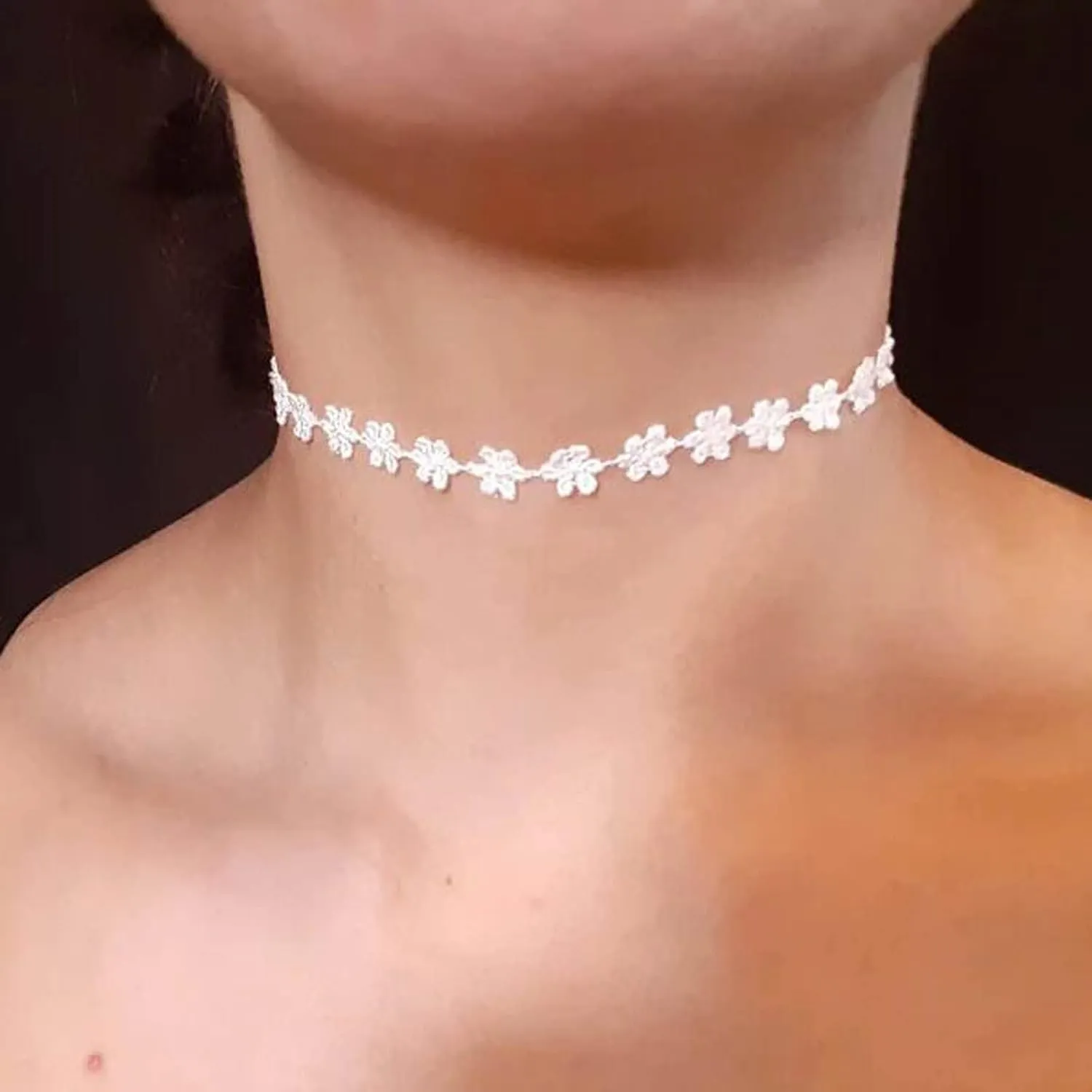 Vintage Lace Flower Choker Necklace Scalloped Daisy Lace Choker Chain Black Lace Collar Necklace Punk Tattoo Choker Necklace Short Plain Black Necklace Jewelry for Women and Teen Girls Gifts